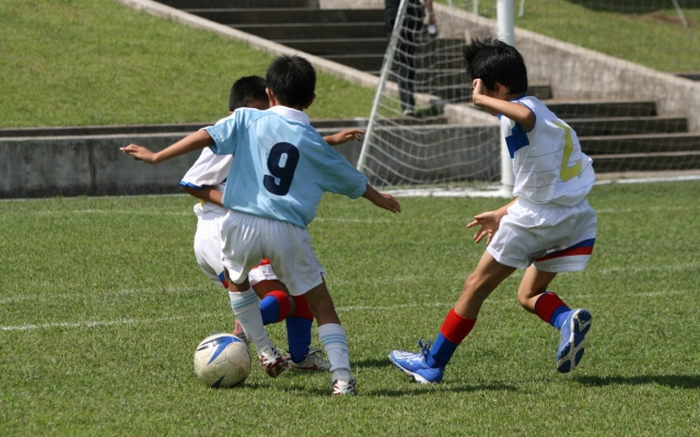 子供編 サッカーのドリブルが上達するコツ 練習方法は オモタノ