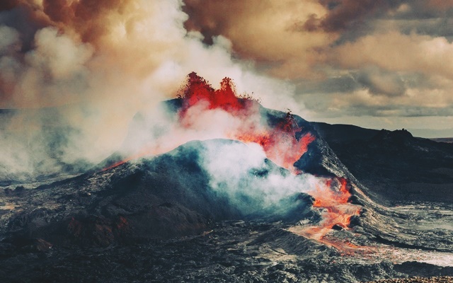 【夢占い】火山が噴火する夢は、臨時収入のサイン【宝くじを買うチャンス】