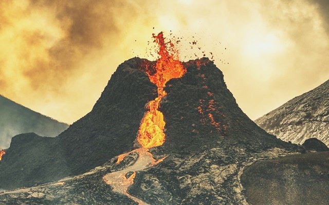 【夢占い】火山が噴火する夢は臨時収入のサイン【宝くじを買うチャンス】
